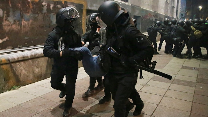 Die Polizei geht mit harter Hand gegen die Demonstranten vor.