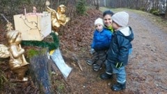 Klemens und Henry aus Sautens haben mit Mama Sarah den Zauberwald mit den Weihnachtsattraktionen schon besucht. (Bild: Peter Freiberger)