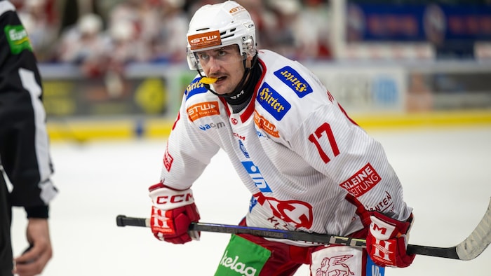 KAC forward Nick Pastujov challenges his former team Vorarlberg Pioneers on Friday.