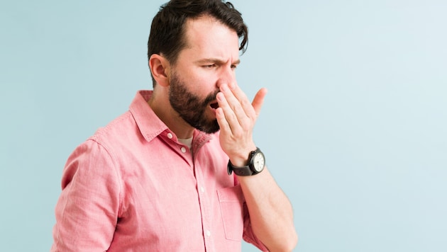 Coughing and shortness of breath are typical signs of COPD. (Bild: stock.adobe.com/Antonio Diaz)