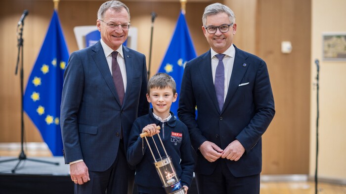 Das Friedenskind zwischen den heimischen Politikern.