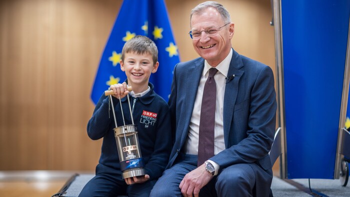 LH Thomas Stelzer und der neunjährige Matthias setzten ein Zeichen für Frieden.