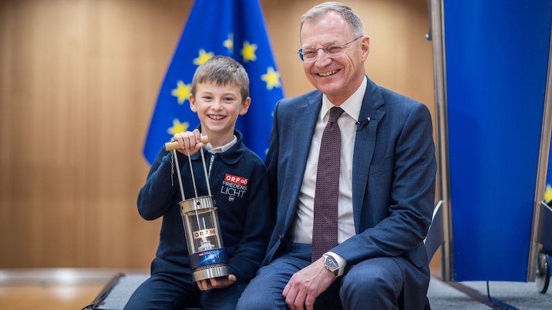 LH Thomas Stelzer und der neunjährige Matthias setzten ein Zeichen für Frieden. (Bild: Land OÖ/Mayrhofer)