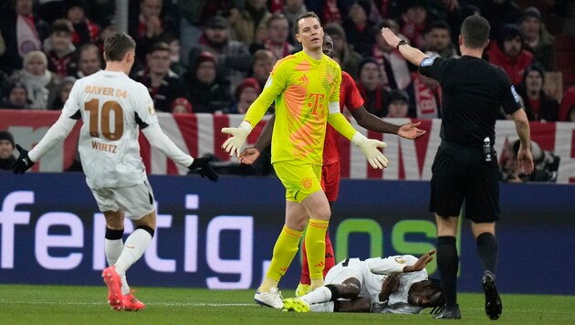 Manuel Neuer was shown a red card in the cup match against Bayer Leverkusen. (Bild: AP ( via APA) Austria Presse Agentur/ASSOCIATED PRESS)