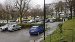 Die rechtliche Situation rund um die Parkflächen bei der Goethesiedlung in Salzburg-Itzling ist verzwickt. (Bild: Tschepp Markus)