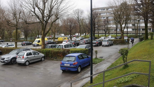 Die rechtliche Situation rund um die Parkflächen bei der Goethesiedlung in Salzburg-Itzling ist verzwickt. (Bild: Tschepp Markus)