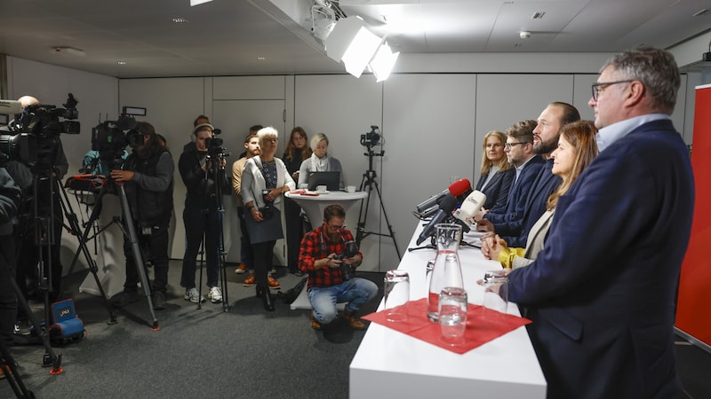 Das Pressestatement am Donnerstag in der Zentrale der SPÖ Steiermark (Bild: APA/ERWIN SCHERIAU)