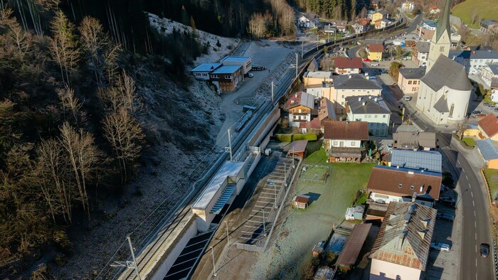 Mitten im Zentrum: Der neue Bahnhof von Hüttau