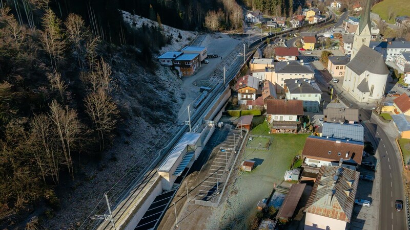 Mitten im Zentrum: Der neue Bahnhof von Hüttau (Bild: (C) OEBB, Marktl Photography)