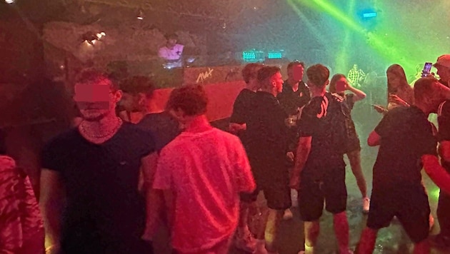 In Discos und auf Kulturveranstaltungen wird laute Musik gespielt, die auf Dauer gehörschädigend sein kann.