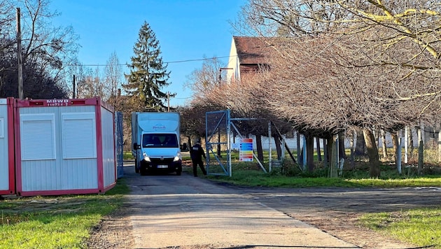 Das Tor zur Baustelle in Vitnyéd- Csermajor, durchgehend bewacht vom Security-Team. (Bild: Grammer Karl/Karl Grammer)