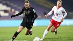 Barbara Dunst (l.) verletzte sich im Spiel gegen Polen. (Bild: GEPA/GEPA pictures)