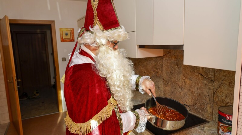 Der Nikolaus kümmert sich um das leibliche Wohl: „Chili con Carne gibt’s!“ (Bild: Tschepp Markus)