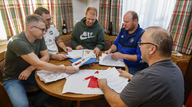 Freunde, Brauchtumskollegen und Mitbewohner auf Zeit: Wolfgang Göllner, Sebastian Fiedler, Hannes Schorn, Andreas Waldmann und Hannes Klabacher. (Bild: Tschepp Markus)