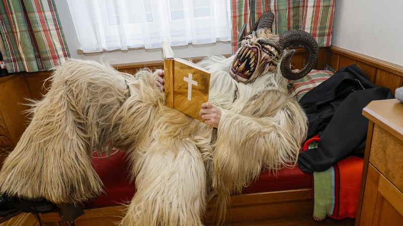 Entspannung muss auch bei Krampussen hin und wieder sein. (Bild: Tschepp Markus)