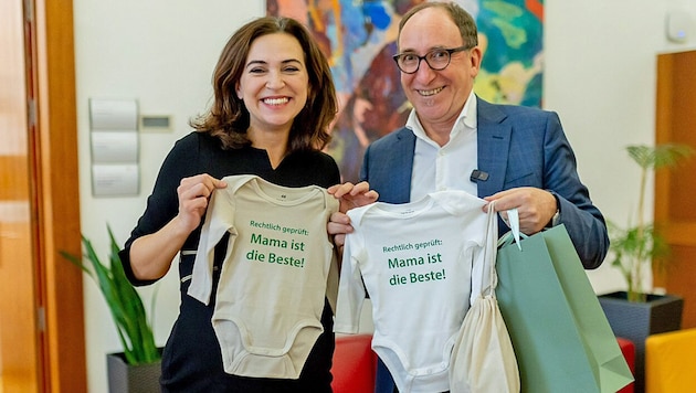 Die grüne Justizministerin Alma Zadić erwartet ihr zweites Kind. Johannes Rauch übernimmt während ihrer Babypause ihre politischen Aufgaben.    (Bild: Screenshot/X.com)