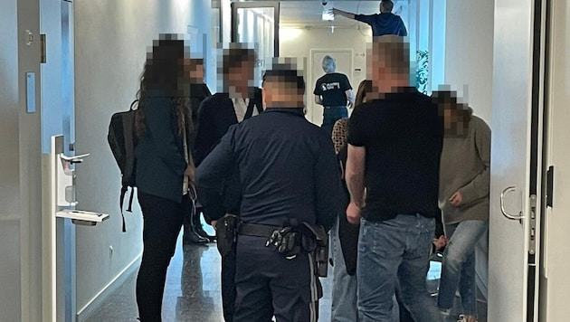 Family meeting before the start of the trial: the accused Georgian "did not need to earn money in this way". (Bild: HS, Krone KREATIV)