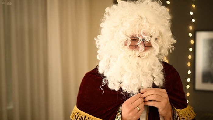 The cloak must be buttoned up tightly