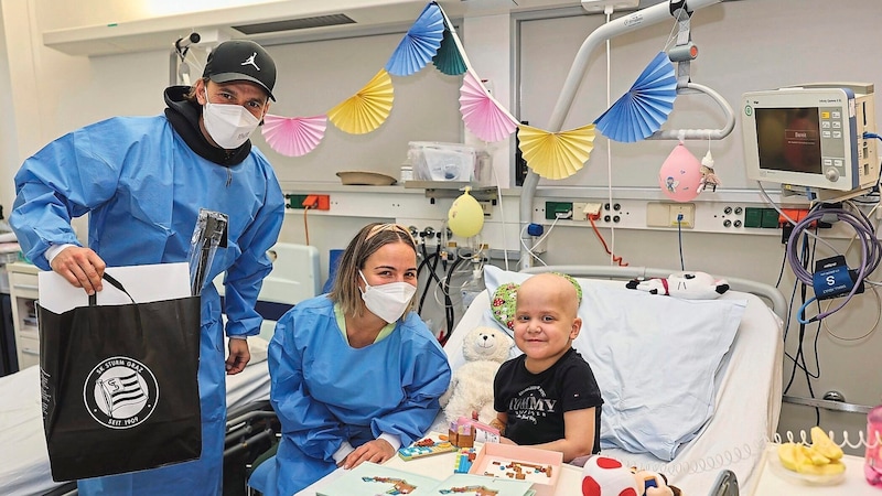 Leuchtende Kinderaugen gab es beim Besuch von Kapitän Stefan Hierländer & Co. in der Kinderkrebsstation in Graz. (Bild: GEPA/GEPA pictures)