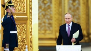 Hauptsache Gold, scheint das Motto von Wladimir Putin zu sein. (Bild: ASSOCIATED PRESS)