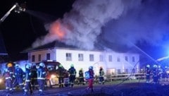 Twelve fire brigades are fighting the fire in Wartberg an der Krems. (Bild: Matthias Lauber/laumat.at)