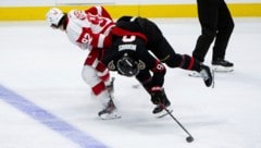 Marco Kasper (l.) im Zweikampf mit Josh Norris (Bild: AP ( via APA) Austria Presse Agentur/ASSOCIATED PRESS)