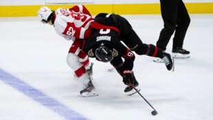 Marco Kasper (l.) im Zweikampf mit Josh Norris (Bild: AP/ASSOCIATED PRESS)