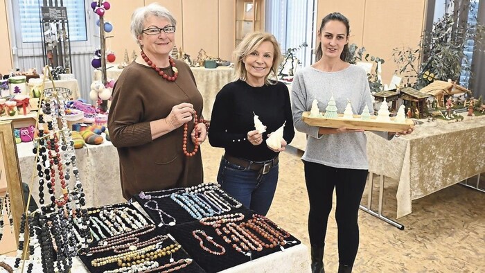 Candles, jewelry, lucky charms, slippers, macramé knotting, lantern cribs, ceramics and more ...