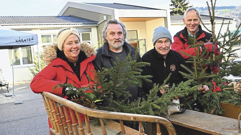 On Thursday, around 50 volunteers were on hand to prepare the forecourt. (Bild: Evelyn Hronek/EVELYN HRONEK)