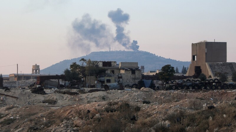 Ein Bild aus der Stadt Khan Shaykhun zeigt Rauchschwaden inmitten von Auseinandersetzungen zwischen Regimegegnern und Regierungstruppen in Hama am 5. Dezember 2024. (Bild: AFP)