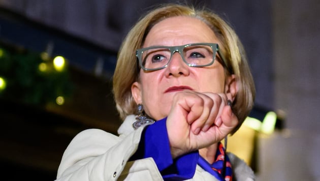 Lower Austria's Governor Johanna Mikl-Leitner's popularity ratings have seen better times. Her place in the sun is gone for the time being. (Bild: APA/MAX SLOVENCIK)