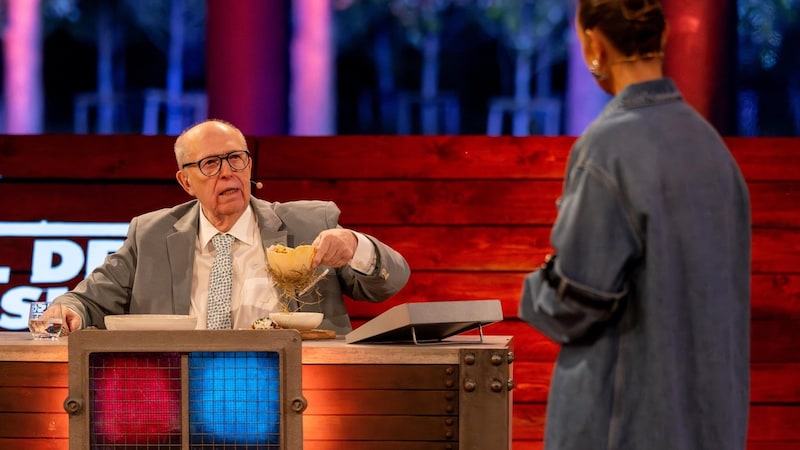 Reiner Calmund sits on the jury of "Grill den Henssler". (Bild: RTL / Markus Hertrich)