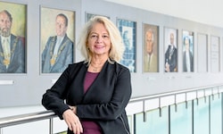 Ada Pellert vor den Porträts ihrer Vorgänger: Sie ist die erste Rektorin an der AAU.