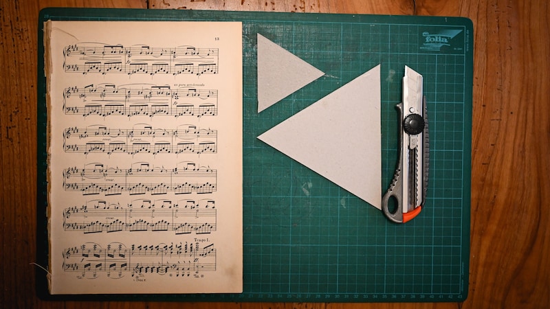 Tools required: cutting mat, triangle templates, book page cut out, Stanley knife. (Bild: Wenzel Markus)