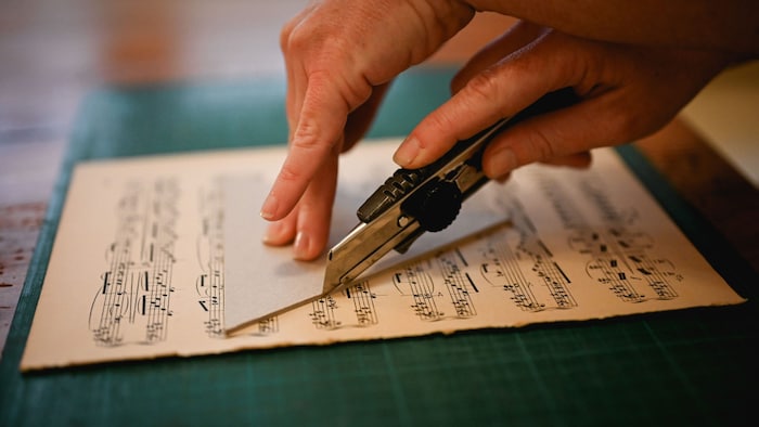 Dreieck ausschneiden. Die Größe bestimmen Sie ganz nach Ihren eigenen Vorstellungen.