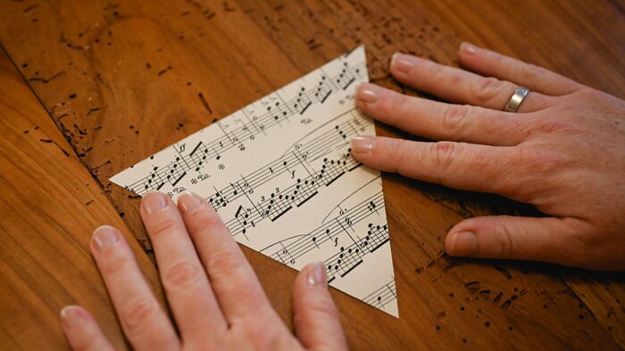 Ausgeschnittenes Dreieck drehen, damit eine Spitze nach unten zeigt.