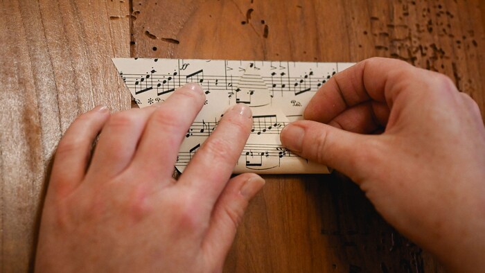 Spitze von unten nach oben an die Kante falten.