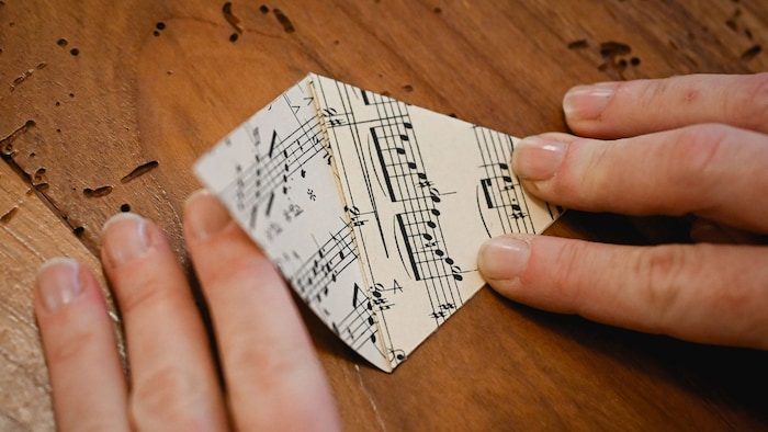 Die rechte Spitze nach innen falten.