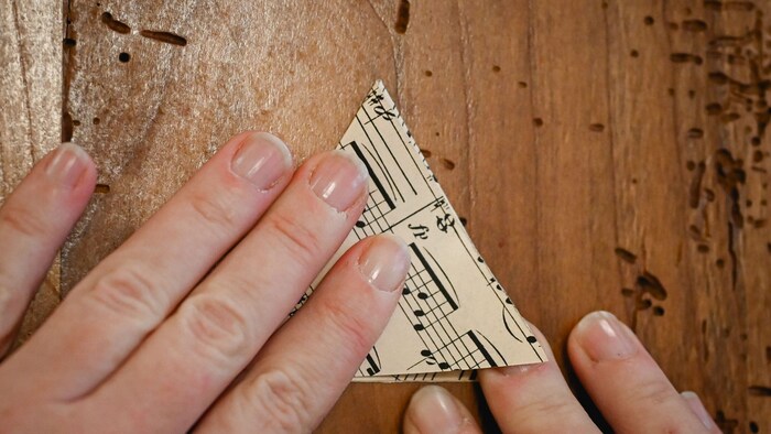 Dann die linke Spitze nach innen falten.