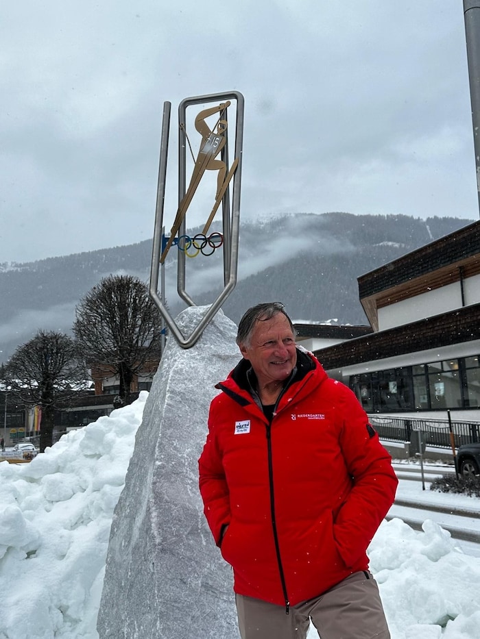 Franz Klammer next to the sculpture dedicated to him