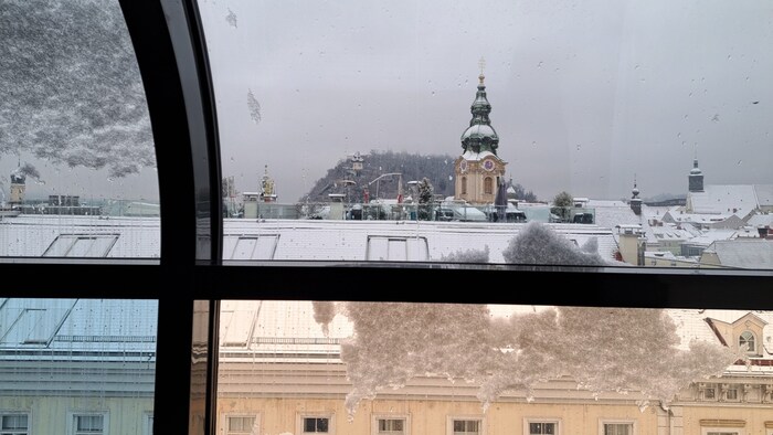 Ein Blick aus der „Steirerkrone“-Redaktion auf Stadtpfarrkirche, Schlossberg und Uhrturm