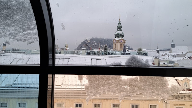 A view from the "Steirerkrone" editorial office of the parish church, Schlossberg and clock tower (Bild: Steirerkrone)