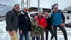 Feierlich enthüllt: Franz Klammer bekam seine eigene Skulptur in Bad Kleinkirchheim (Bild: Jennifer Kapellari)