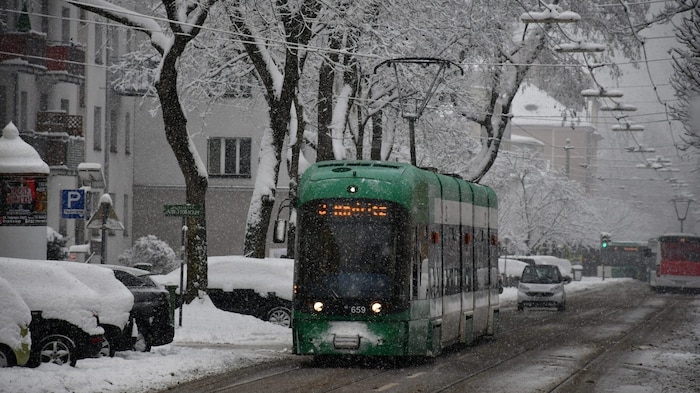 Eine Straßenbahn der Linie 5 fährt durch die tief verschneite Theodor-Körner-Straße.
