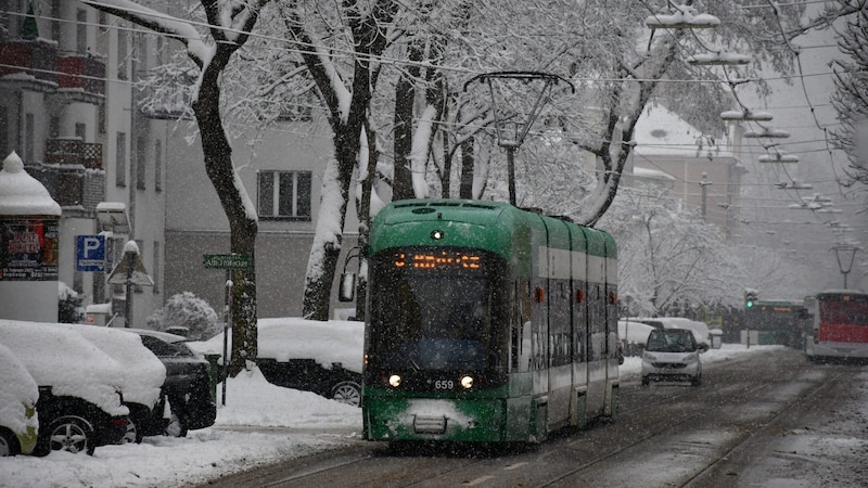 A streetcar on line 5 runs through the snow-covered Theodor-Körner-Straße. (Bild: Holding Graz/Watzinger)