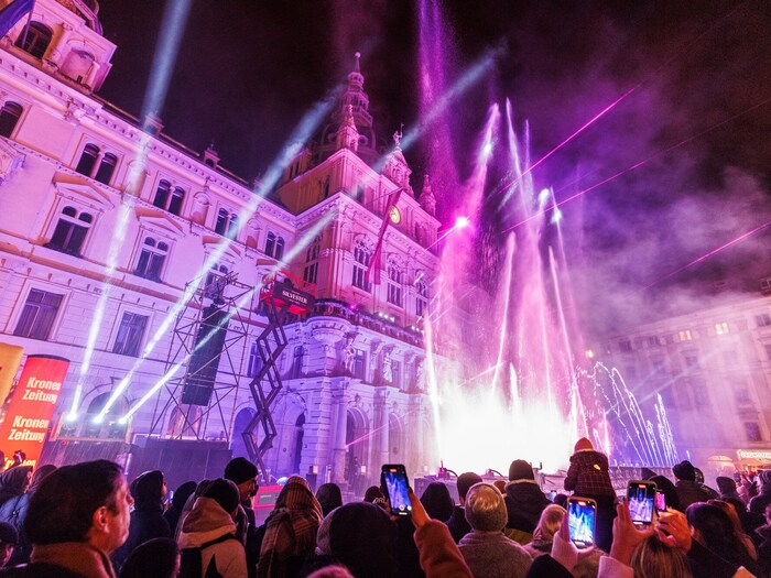 Bombastic show with water, fire, lasers and light