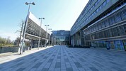 Der Eingang zum niederösterreichischen Landtag im Regierungsviertel in St. Pölten (Archivbild).