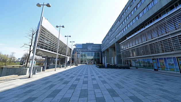 The entrance to the Lower Austrian state parliament in the government district in St. Pölten (archive photo). (Bild: APA/HELMUT FOHRINGER)