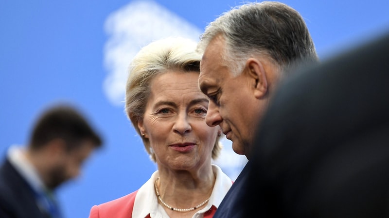 Ungarns Regierungschef Viktor Orbán im Clinch mit EU-Komissionschefin Ursula von der Leyen über blockierte EU-Gelder (Bild: APA/AFP/Ferenc ISZA)