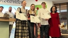 Katharina Hochkogler, Selina Karin Narr und Felix Kuen (von links) sind die stolzen Landessieger in den Kategorien. (Bild: WK Tirol/Cramer)